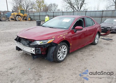 2022 Toyota Camry Le z USA, uszkodzony, nr VIN 4T1C11AK2NU689003
